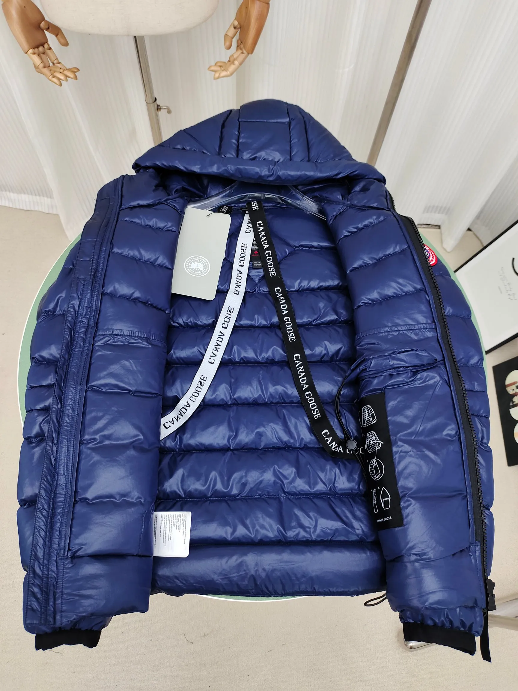 P840 𝘾𝘼𝙉𝘼𝘿𝘼 𝙂𝙊𝙊𝙎𝙀/Canada Goose 2227 thin and light model. It’s super lightweight and doesn’t feel any weight on your upper body at all! Show more temperament‼  Canada Goose, a Canadian brand, has always been recognized as the warmest down jacket. Various Instagram celebrities, Internet celebrities, and celebrities often wear it for street photos. I make Canada Goose every year, but I still can’t get rid of my love for the goose. No matter how cold the winter is, there is no need to be afraid. Canada Goose is the legendary warmest down jacket and is known as a must-have for Arctic outdoor sports! The most popular down jacket in the world, celebrities are rushing to buy it, it is a must-have! Code number: XS-2XL Color: silver gray (red label) silver gray (black label), black (red label), black (black label), dark blue